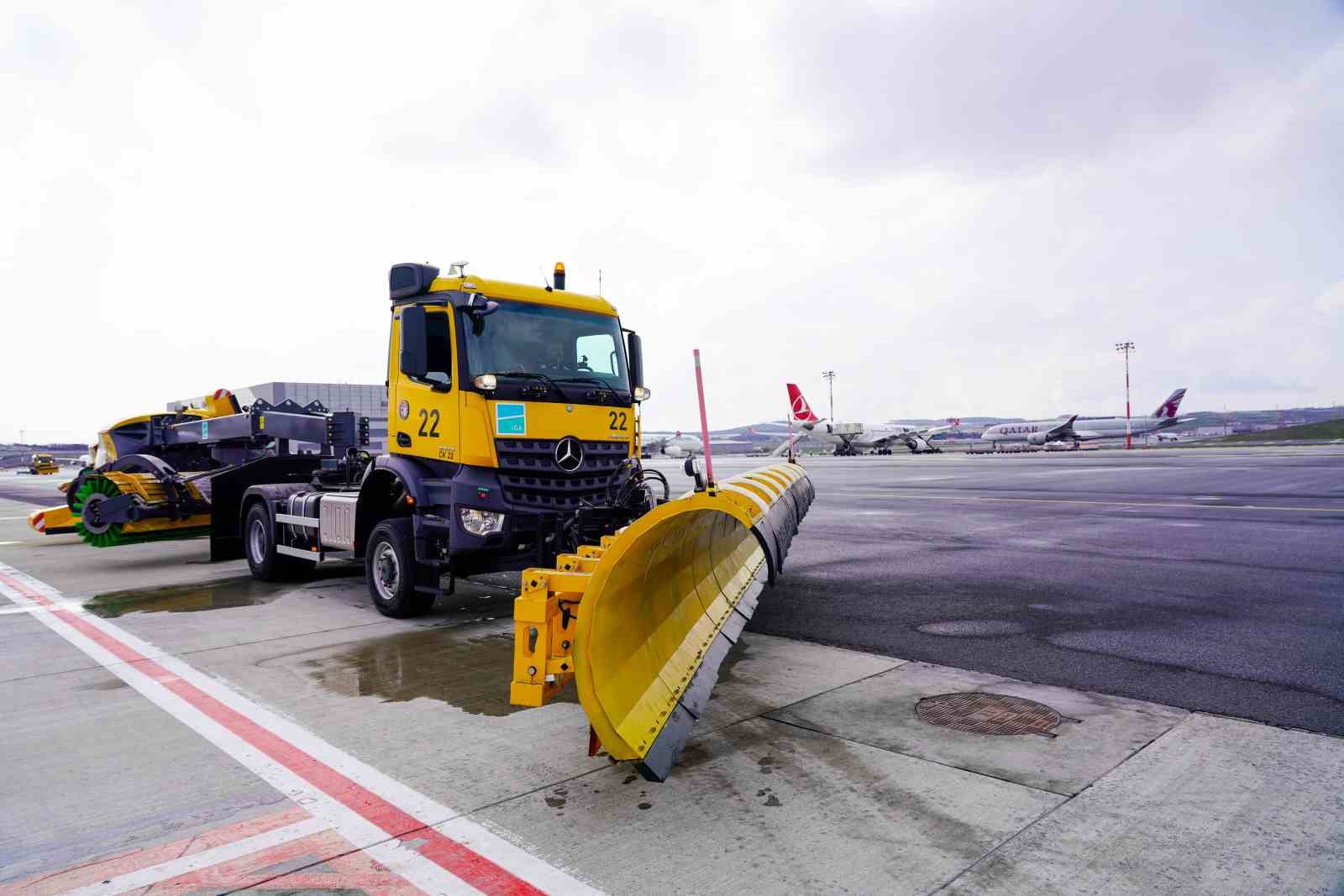 İstanbul Havalimanı&rsquo;nda karla m&uuml;cadele &ccedil;alışması
