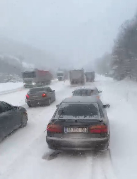 Ilgaz Dağı’nda ağır tonajlı araçlar yolda kaldı
