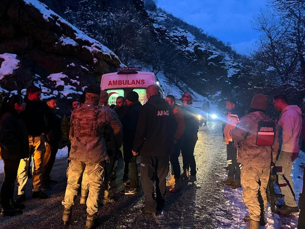 Tunceli’de kar yağışı nedeniyle kayganlaşan yolda kaza: 3 yaralı