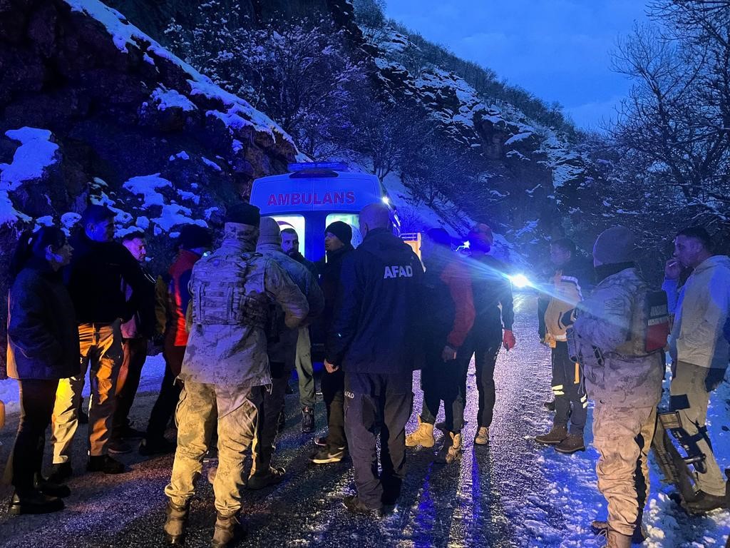 Tunceli’de kar yağışı nedeniyle kayganlaşan yolda kaza: 3 yaralı
