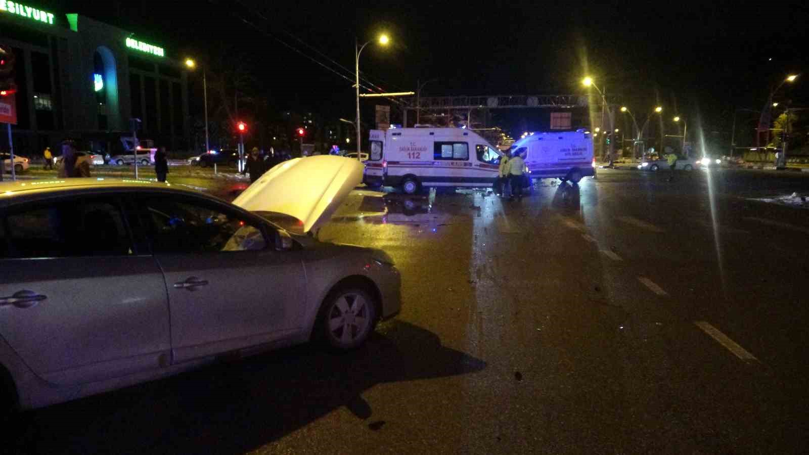 Malatya&rsquo;da iki ara&ccedil; &ccedil;arpıştı: 5 yaralı

