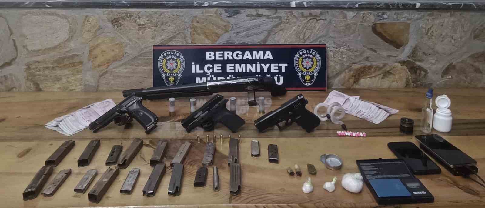 Bergama&rsquo;da &uuml;&ccedil; ayrı adreste zehir tacirliği yapan şahıs yakalandı
