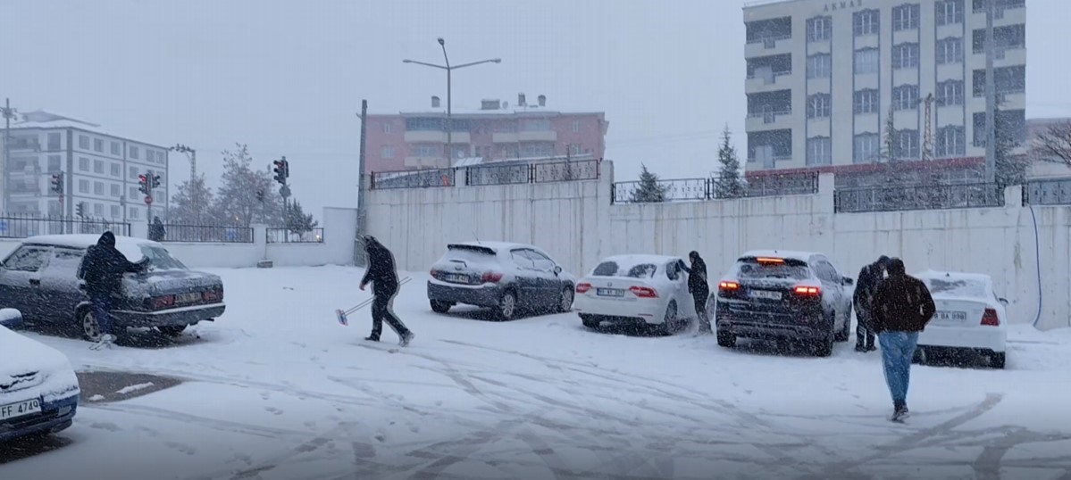 Erciş&rsquo;te kar yağışı etkili oldu
