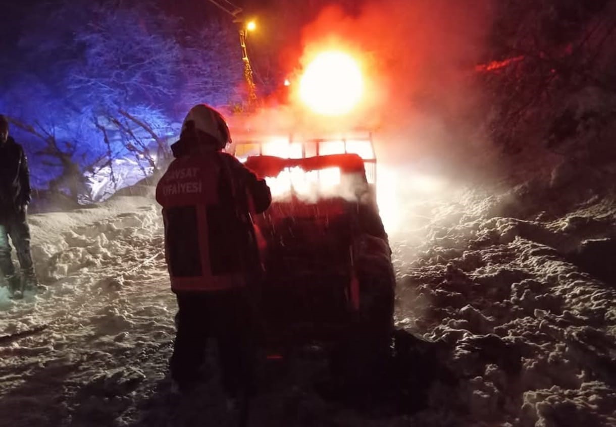 Artvin’de seyir halindeki kamyon alevlere teslim oldu
