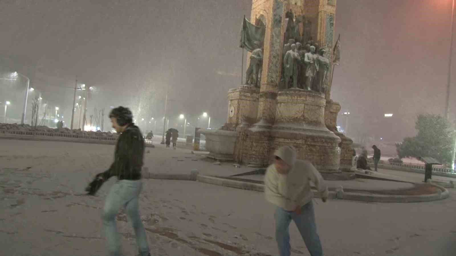 Taksim’de kar yağışı gece saatlerinde etkisini gösterdi
