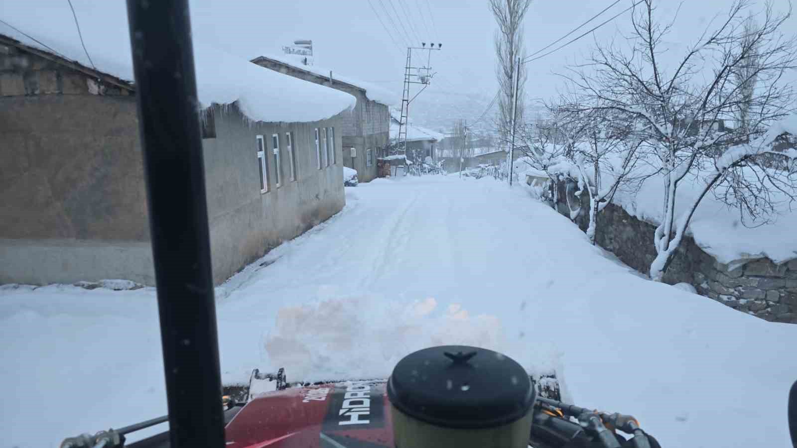 Hakkari&rsquo;de karla m&uuml;cadele &ccedil;alışması devam ediyor
