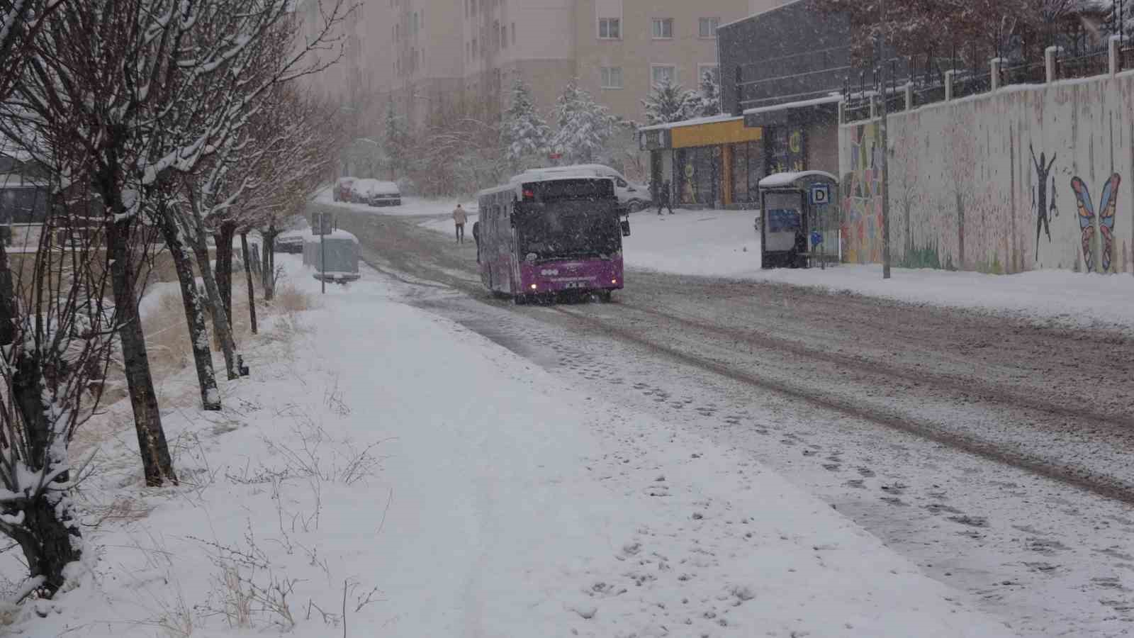 Van&rsquo;da kar esareti: U&ccedil;ak seferleri iptal oldu, 560 yerleşim yerine ulaşım sağlanamıyor

