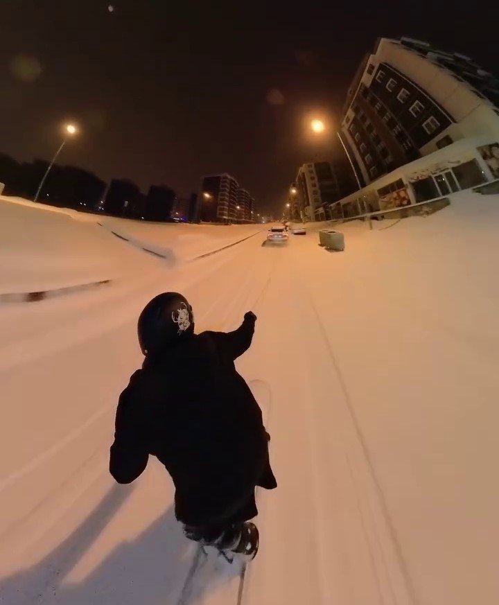 Erzurum&rsquo;un cadde ve sokakları kayak pistine d&ouml;nd&uuml;
