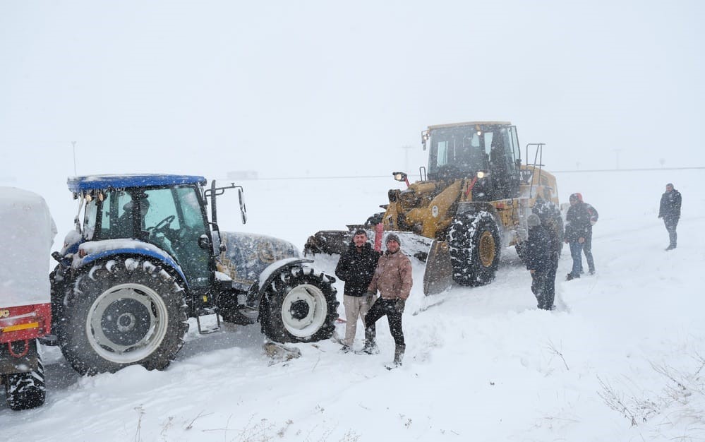 Kara saplanan traktör ve sürücüsü kurtarıldı