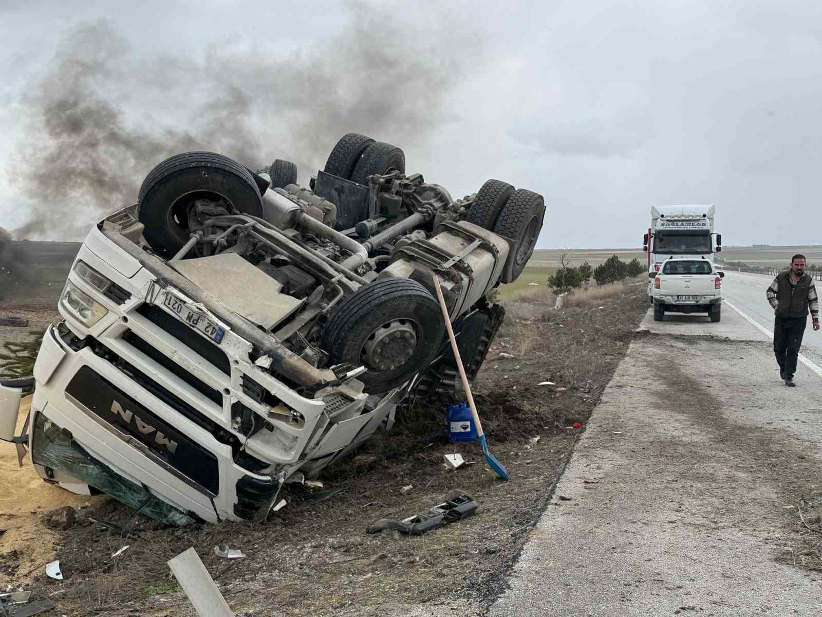 Devrilen tırda 25 ton b&uuml;y&uuml;kbaş hayvan yeni &ccedil;evreye sa&ccedil;ıldı
