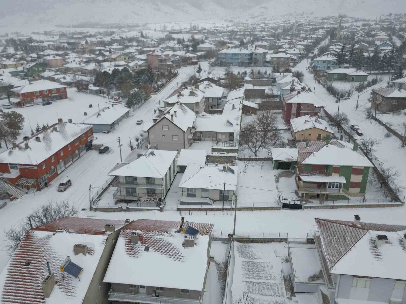 Afyonkarahisar&rsquo;da rakımı y&uuml;ksek bir &ccedil;ok b&ouml;lge kar altında kaldı
