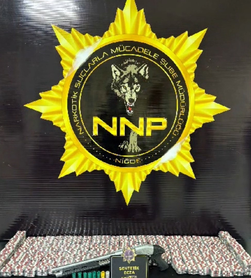 Niğde&rsquo;de ş&uuml;pheli ara&ccedil;ta uyuşturucu madde ele ge&ccedil;irildi
