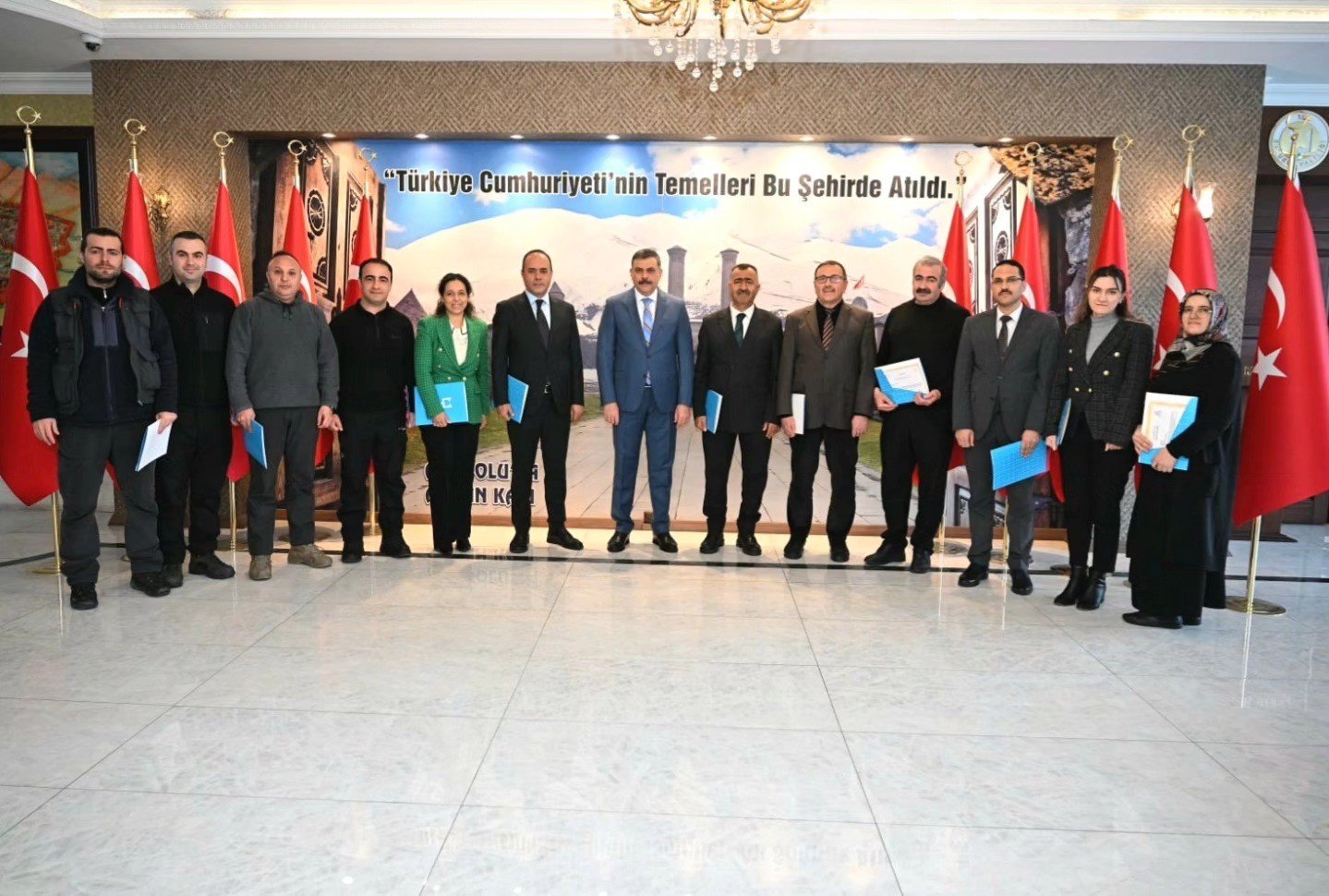 Vali Çiftçi başarılı personelleri unutmadı