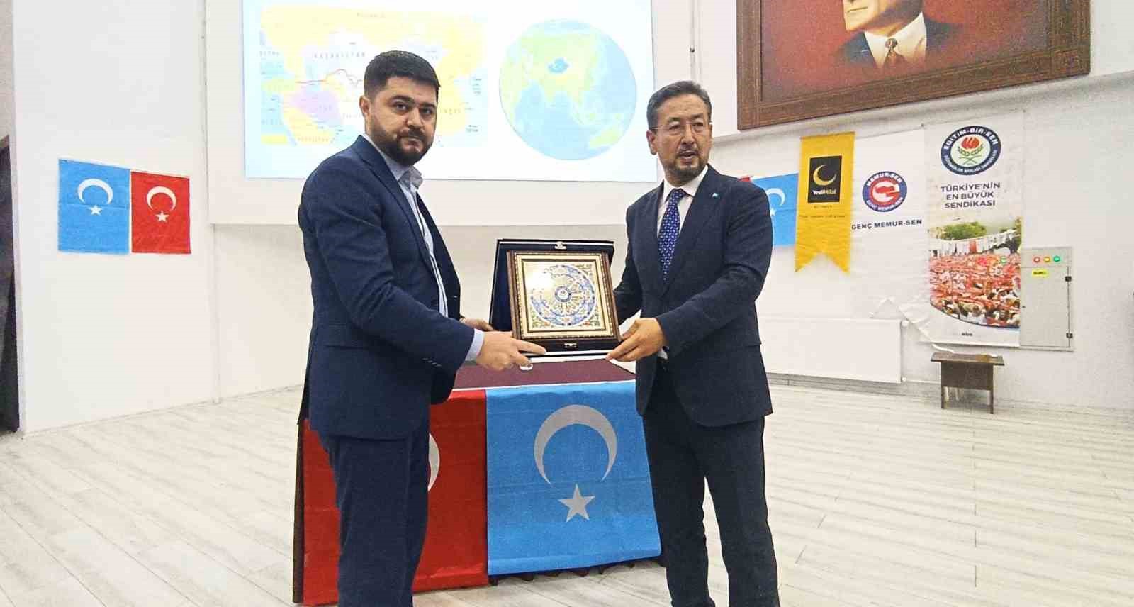 K&uuml;tahya&rsquo;da "Ge&ccedil;mişten G&uuml;n&uuml;m&uuml;ze Doğu T&uuml;rkistan" konulu konferans
