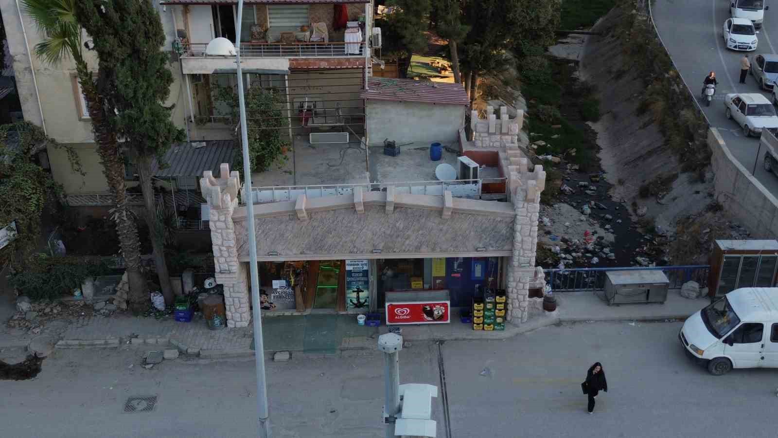 Şehrin tarihi kültürünü yansıtmak için iş yerini kale gibi yaptı