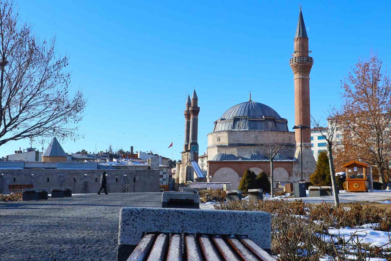 Sivas&rsquo;ta Sibirya soğukları, sıcak suyu havada buhara d&ouml;n&uuml;şt&uuml;rd&uuml;
