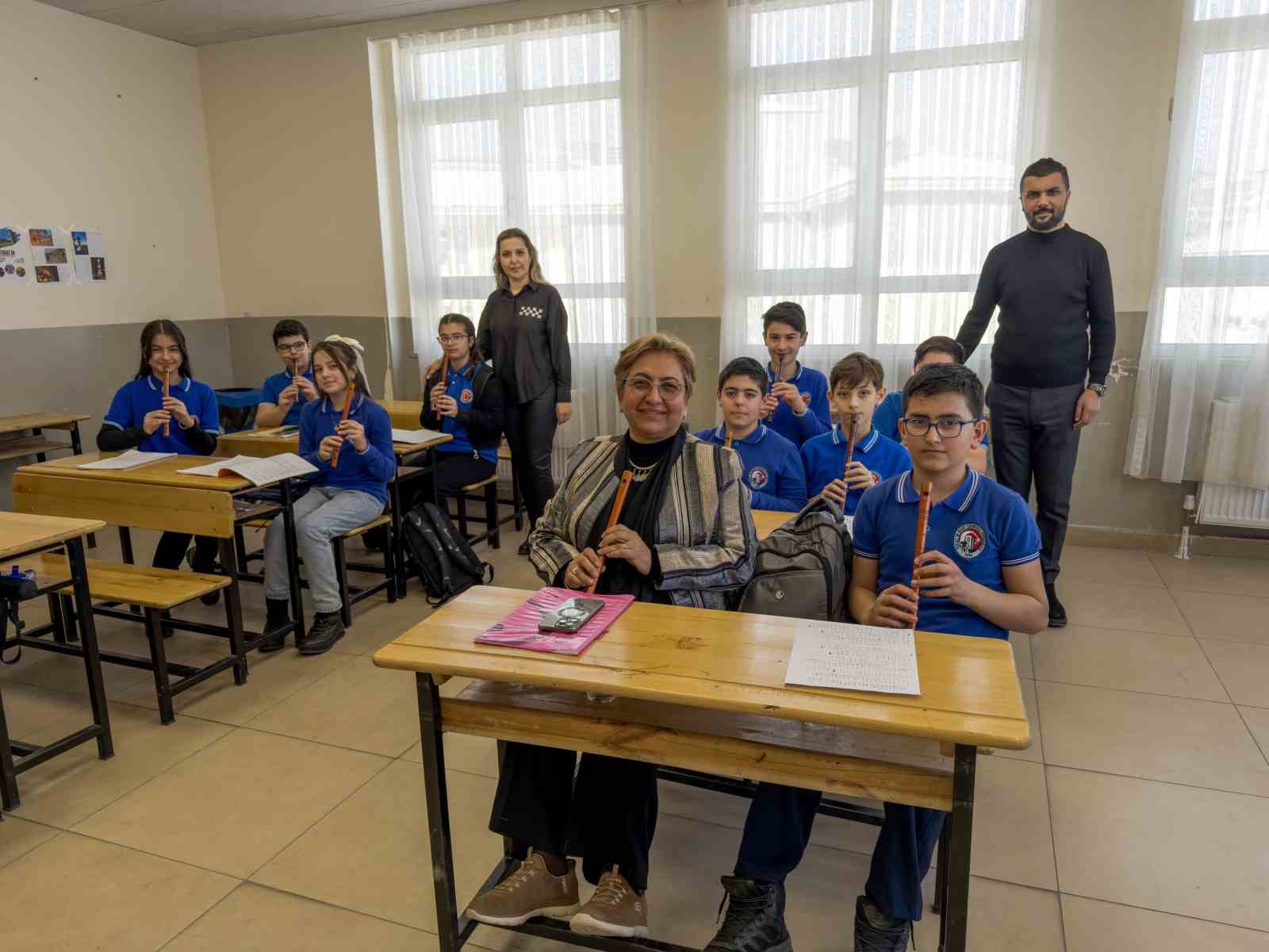 32 yıllık eğitimci öğrencileri ile sıra arkadaşı oldu