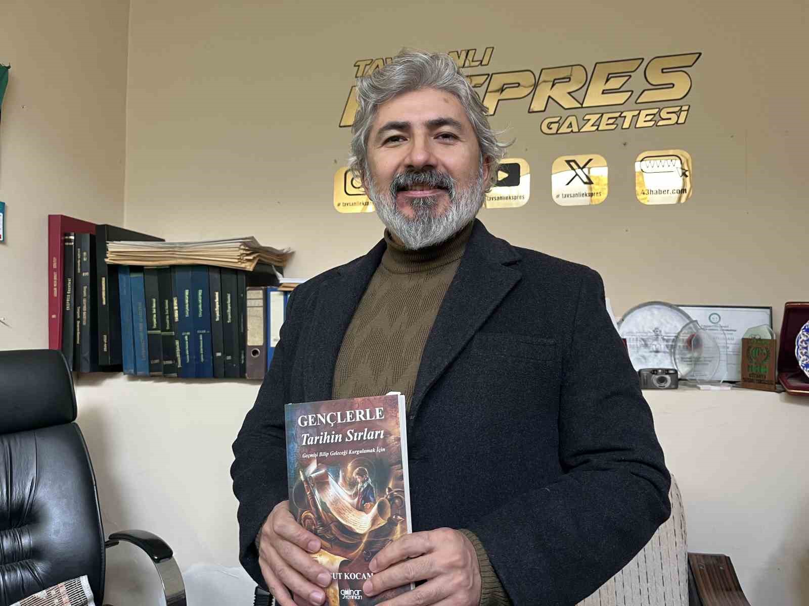 Tavşanlı’da Tarih Öğretmeni Mesut Kocaman’ın yeni kitabı "Gençlerle Tarihin Sırları" yayımlandı