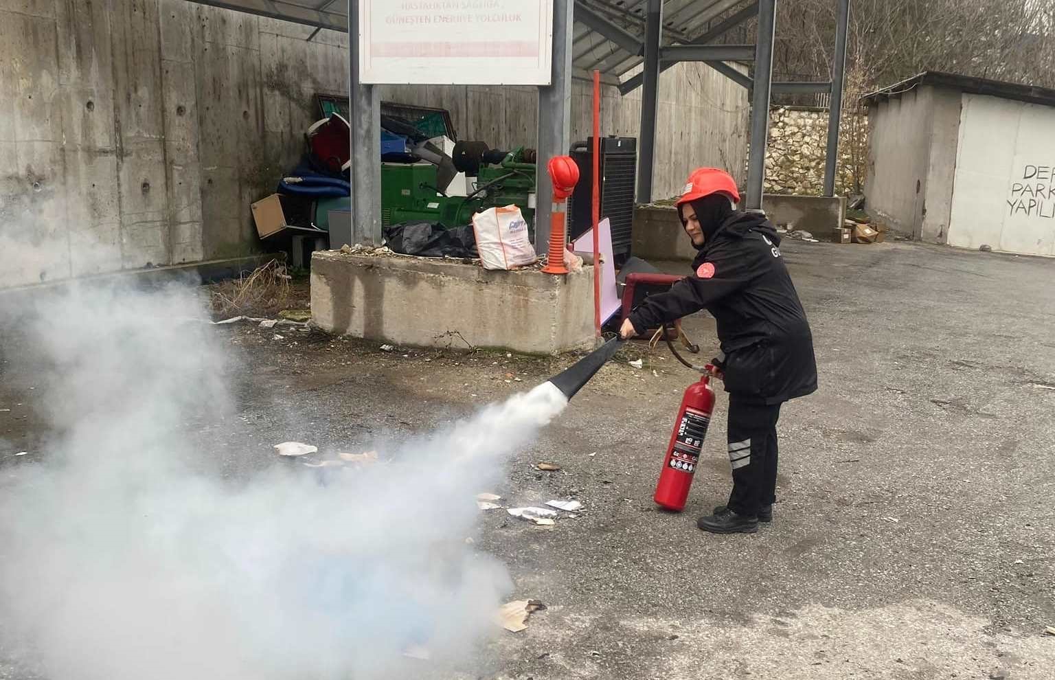 K&uuml;tahya Evliya &Ccedil;elebi Hastanesinde yangına m&uuml;dahale eğitimleri
