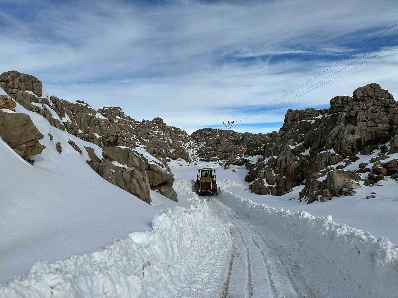 Hakkari&rsquo;de karla m&uuml;cadele &ccedil;alışması devam ediyor
