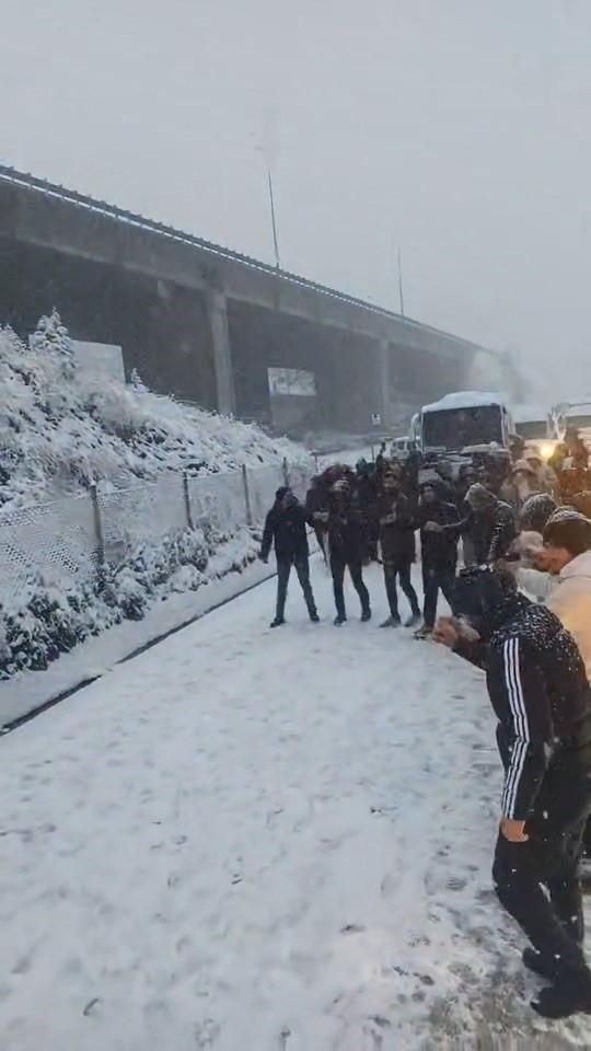 Kocaeli kar ile şenlendi: Kar altında halay çektiler
