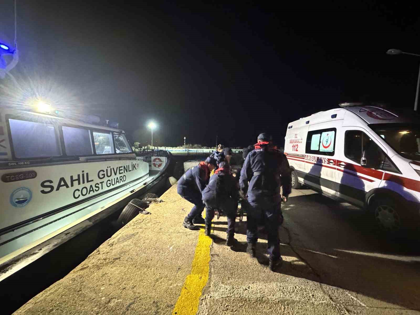 G&ouml;k&ccedil;eada rahatsızlanan vatandaşın tıbbi tahliyesi Sahil G&uuml;venlik ekiplerince ger&ccedil;ekleştirildi
