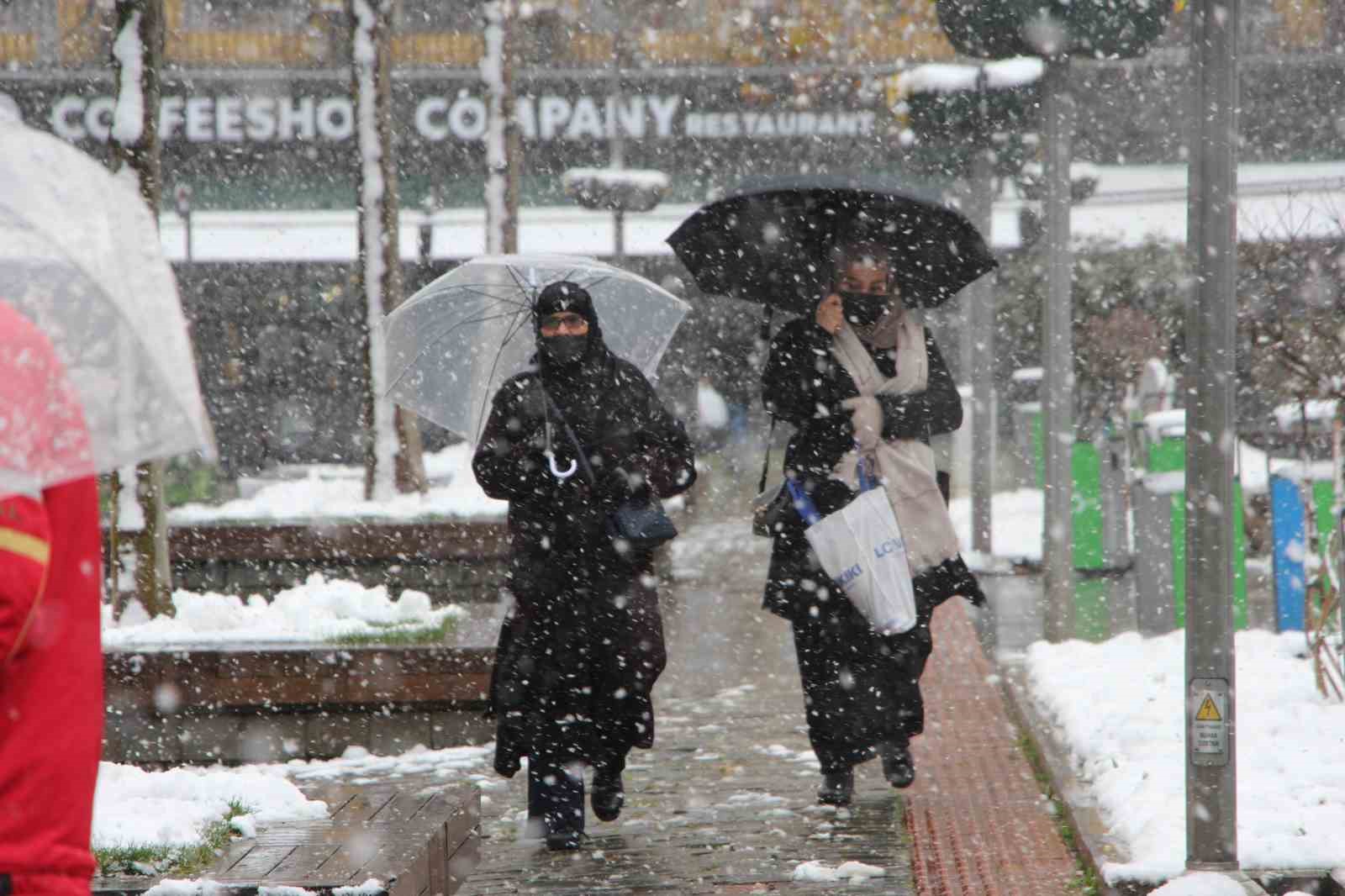 Trabzon şehir merkezi beyaz gelinliğini giydi
