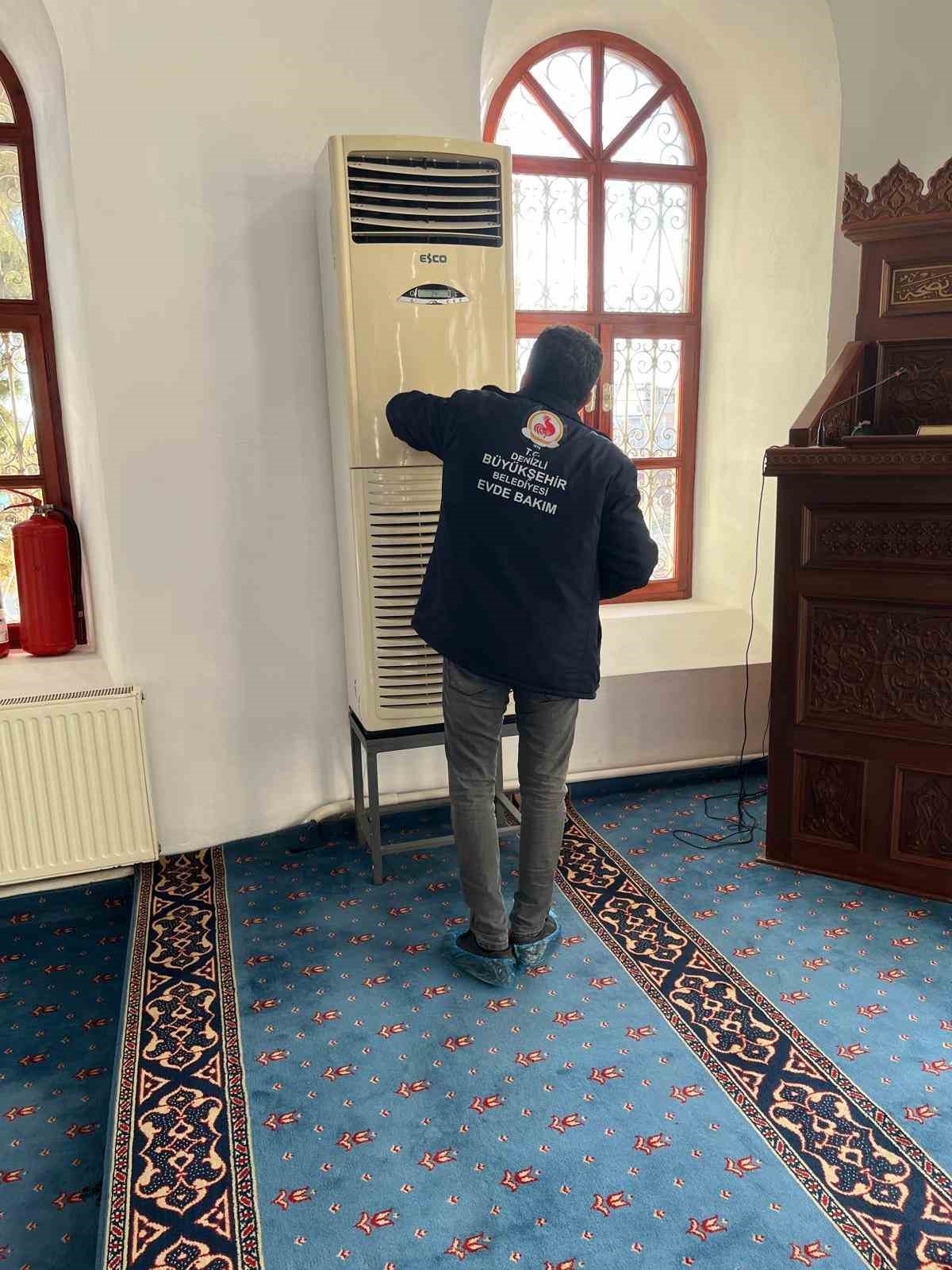 Denizli Büyükşehir Belediyesi Ramazan Ayı öncesi camileri temizliyor