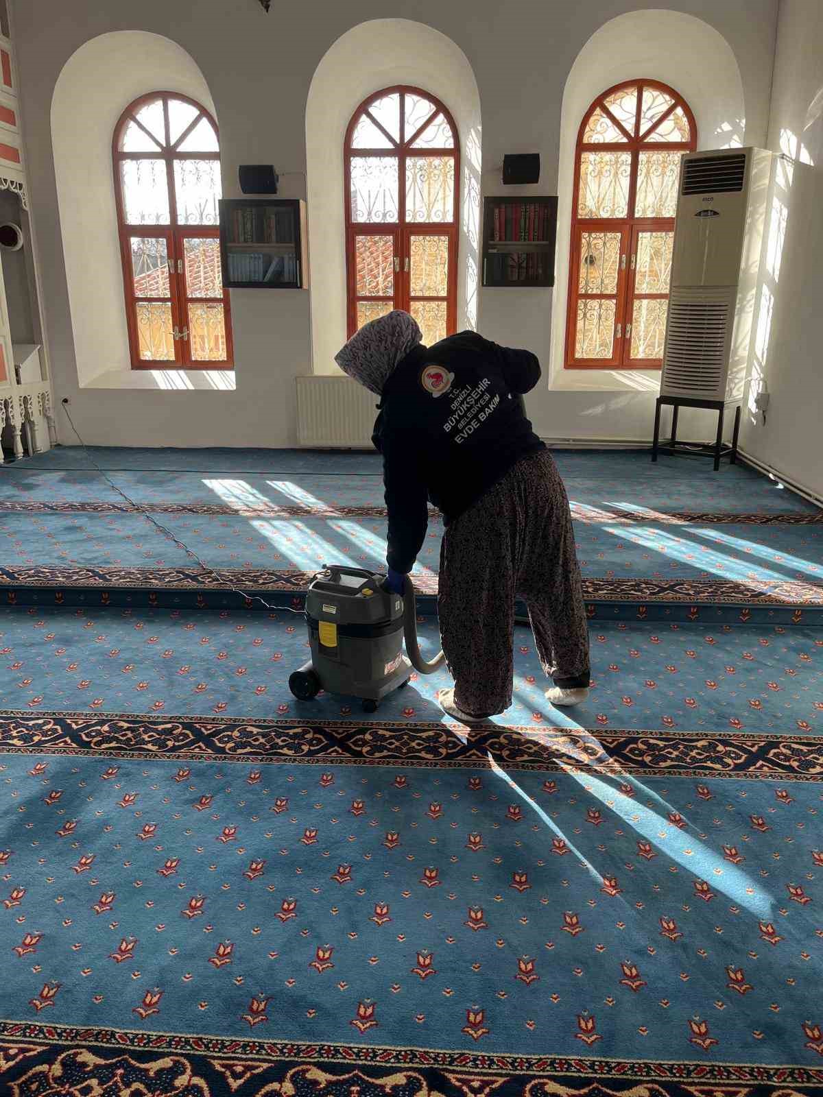 Denizli Büyükşehir Belediyesi Ramazan Ayı öncesi camileri temizliyor