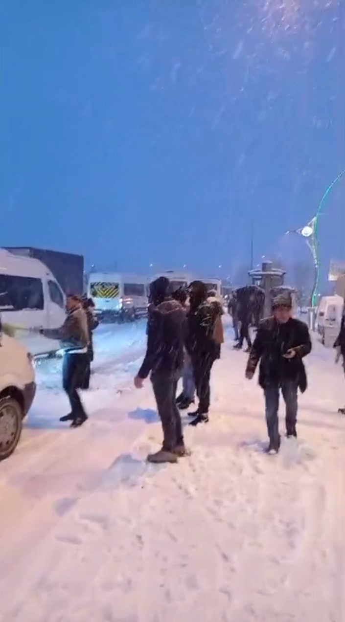 Vatandaşın kar çilesi: "Patron ’işe gel’ diyor, nasıl geleceğim?"