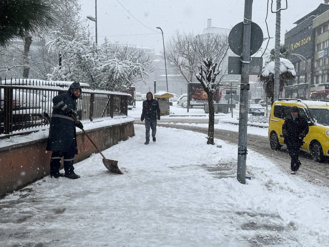 Zonguldak’ta kar yağışı hayatı olumsuz etkiledi, sürücüler zor anlar yaşadı
