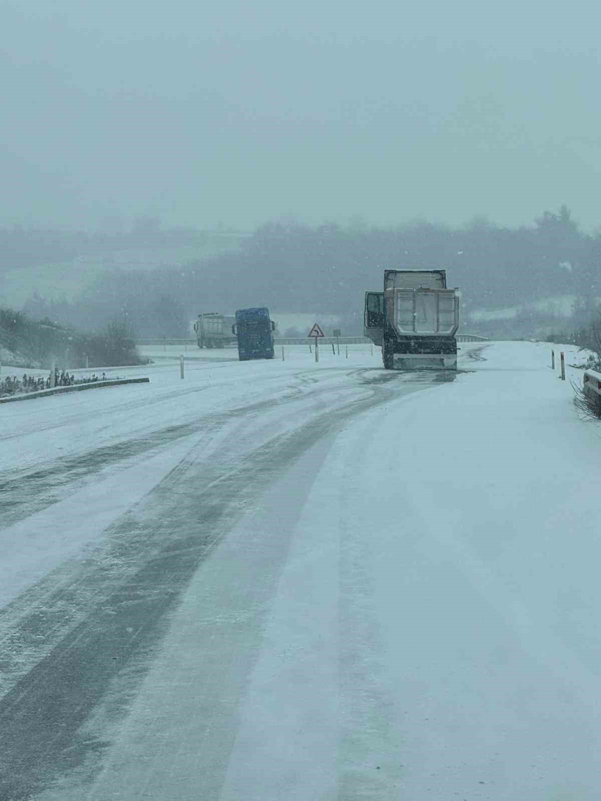 Bilecik-Bursa karayolunda sürücüler buzlanmadan dolayı zor anlar yaşadı