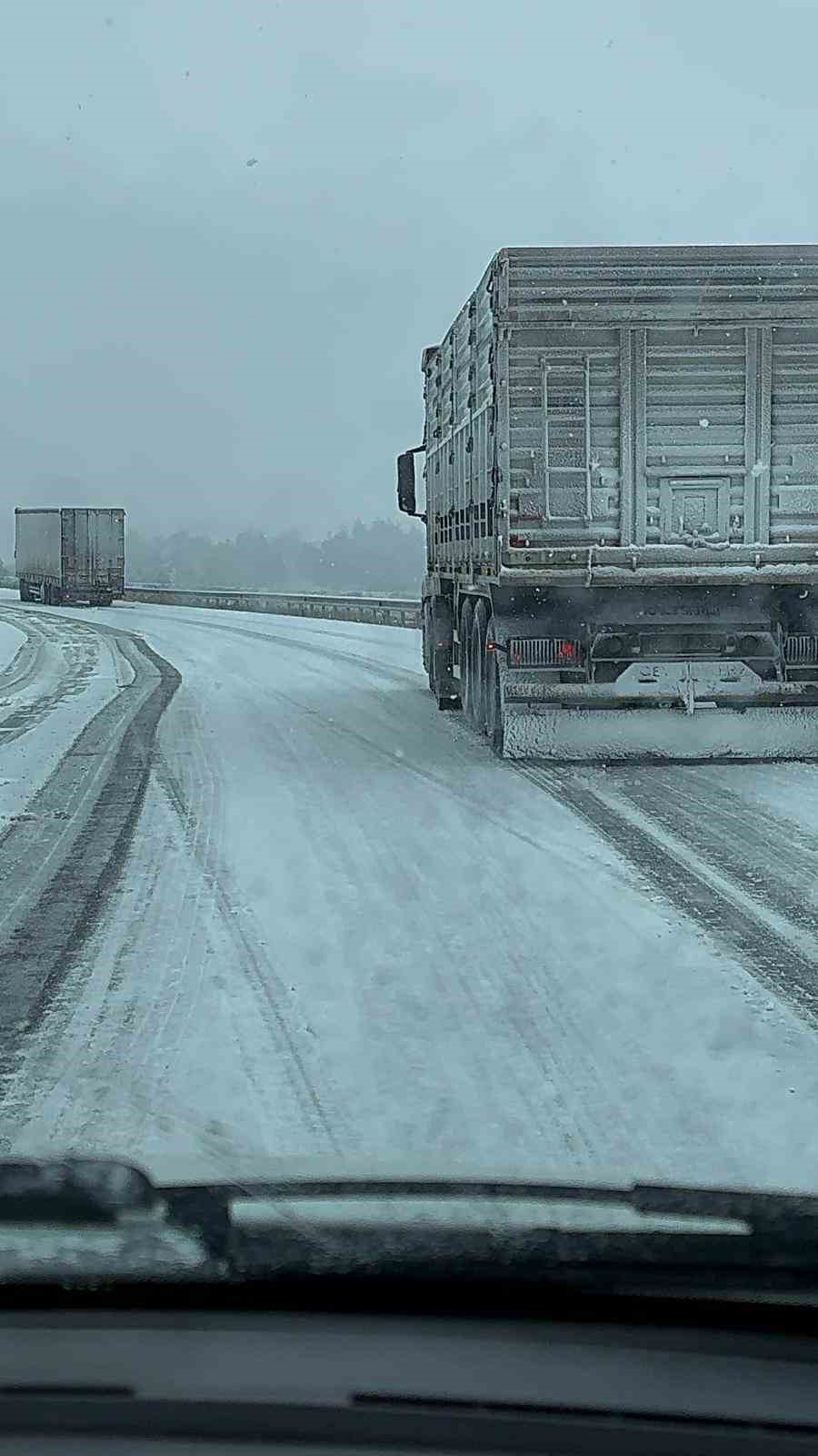 Bilecik-Bursa karayolunda s&uuml;r&uuml;c&uuml;ler buzlanmadan dolayı zor anlar yaşadı
