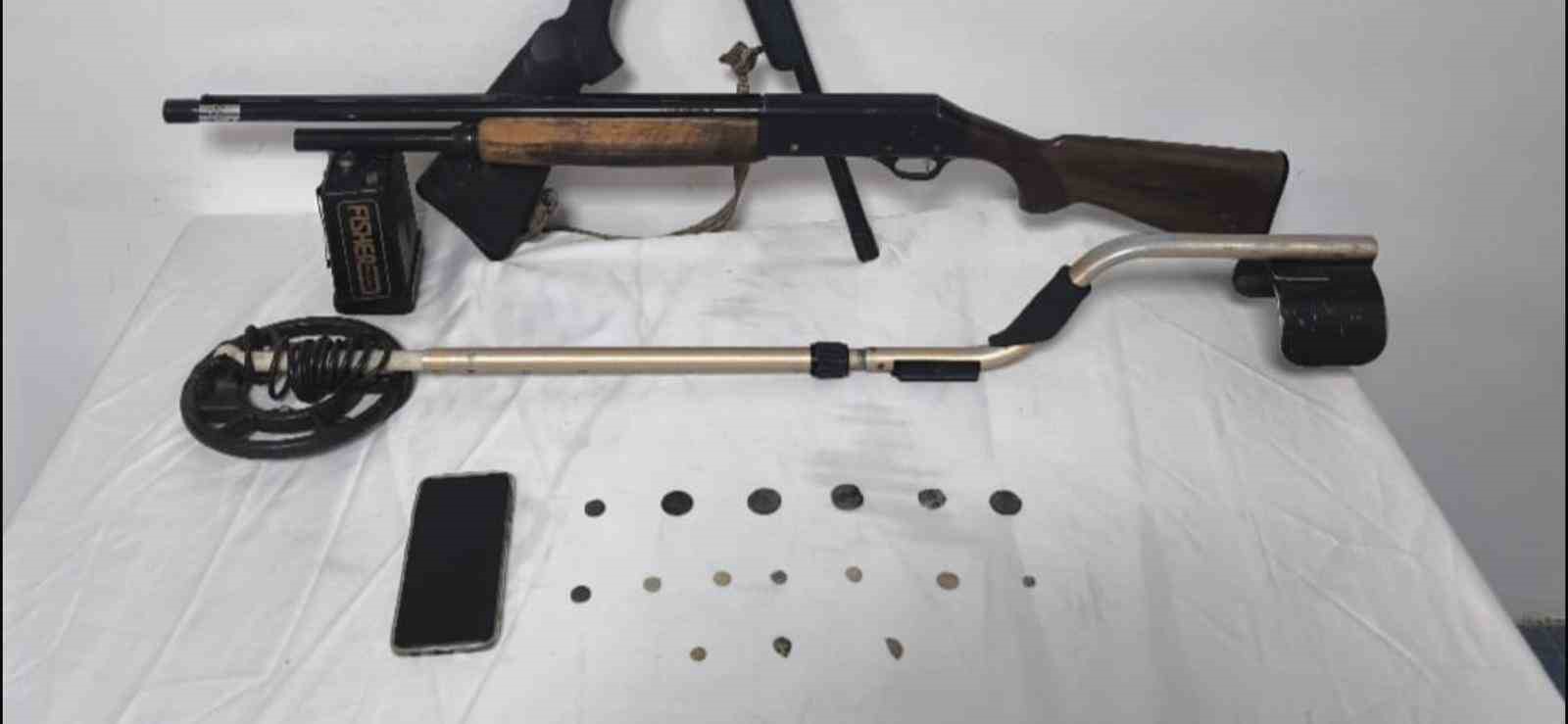 Roma dönemine ait tarihi eser ve uyuşturucuya müşteri ararken yakalandı