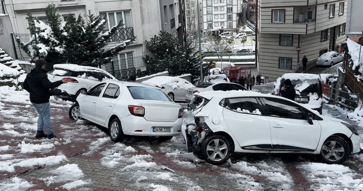 Kağıthane’de yokuştan kayan araç, park halindeki otomobile çarparak durdu