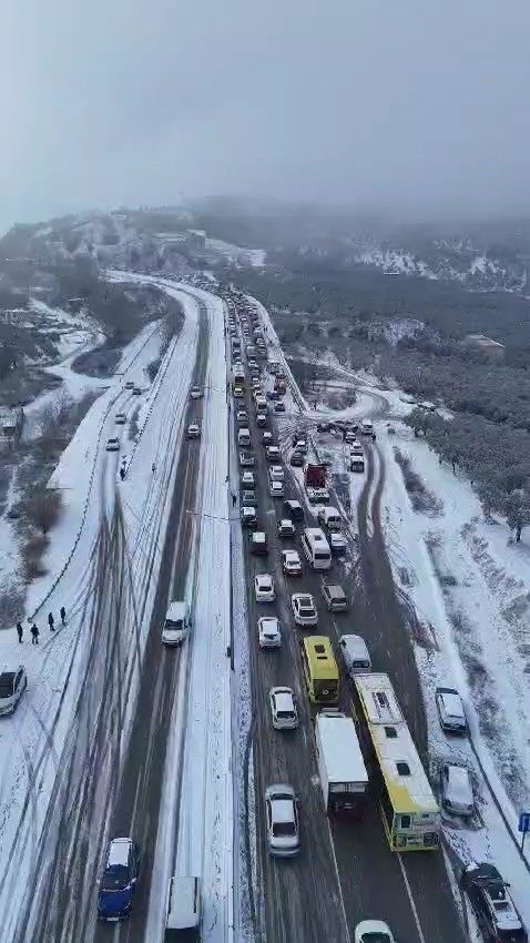 Bursa&rsquo;da kardan kapanan Mudanya yolu a&ccedil;ıldı
