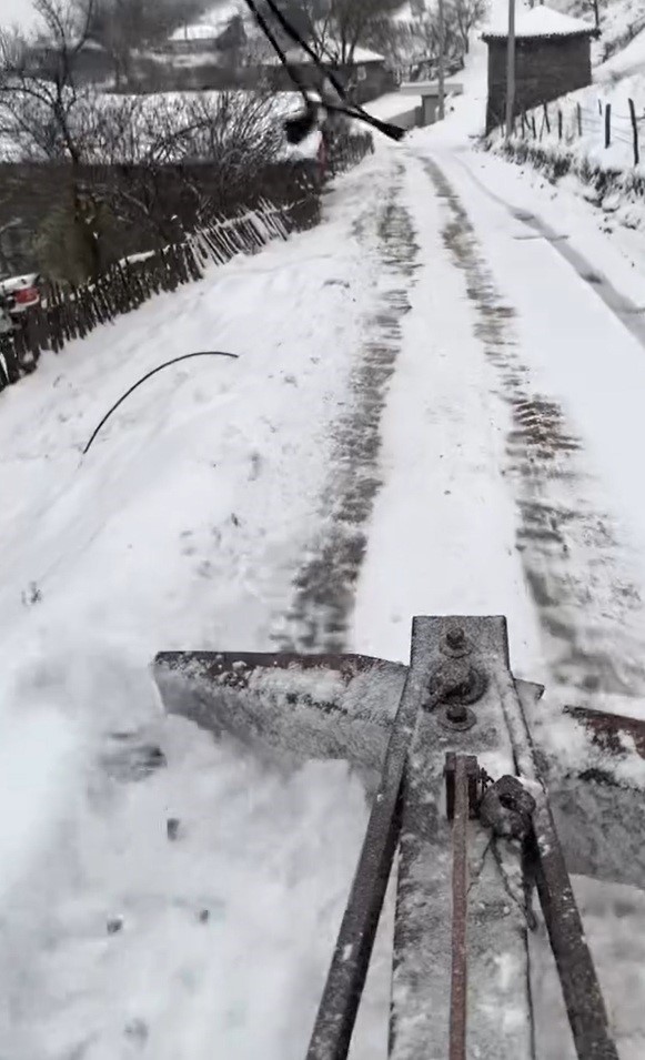 Trakt&ouml;r ile karda kapanan k&ouml;y yollarını a&ccedil;ıyor
