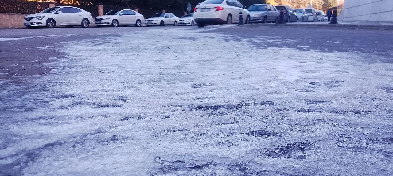 Şanlıurfa’da su birikintileri buz tuttu