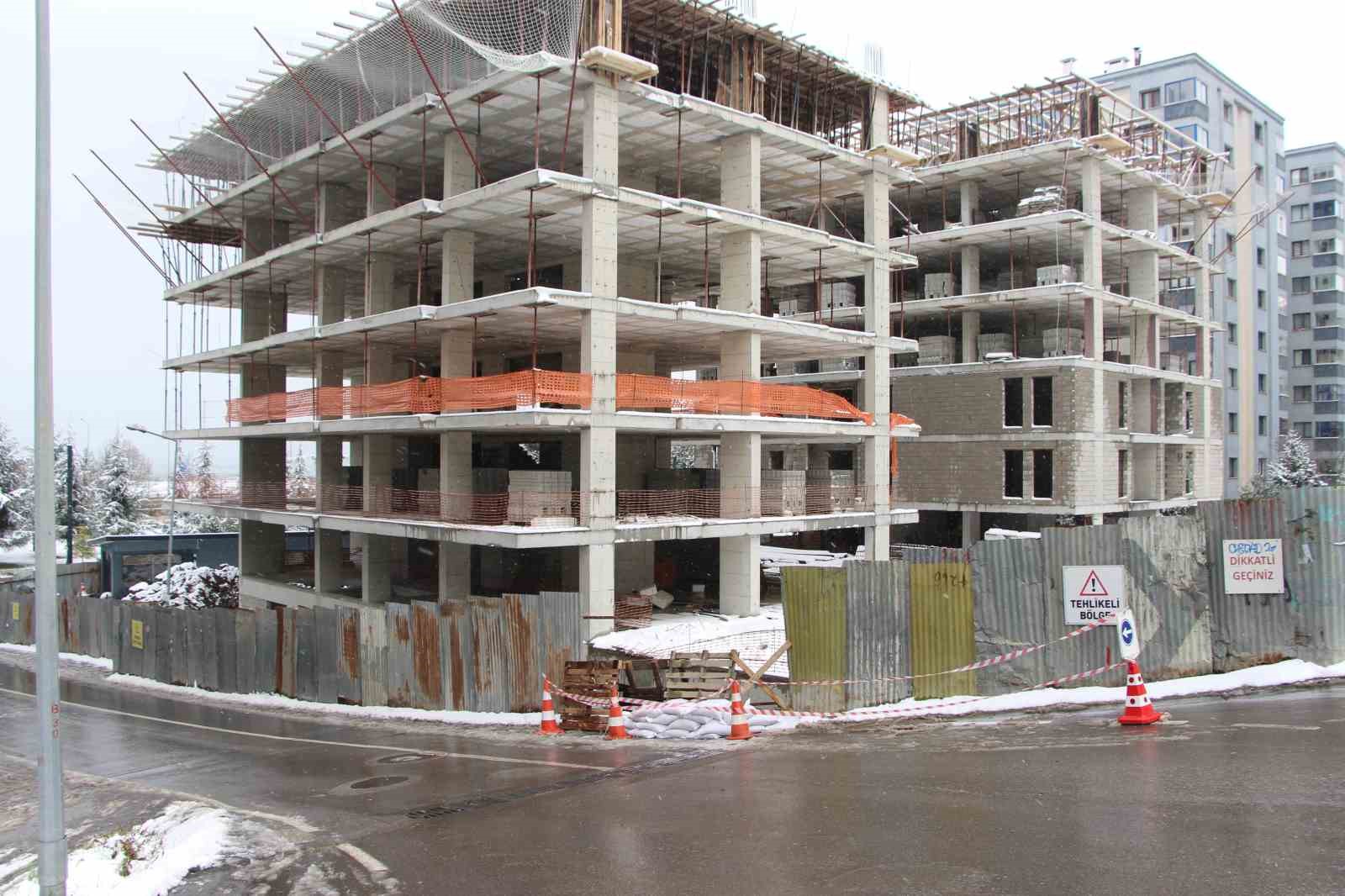 Buzlanan yolda kaydı, inşaat halindeki binanın zeminine d&uuml;şt&uuml;
