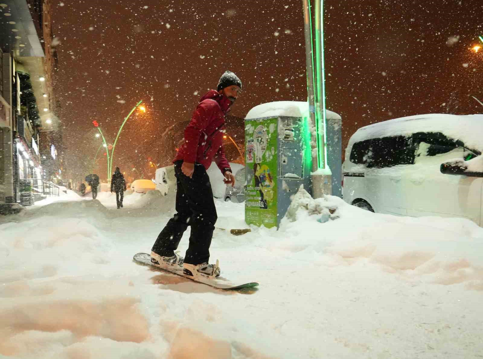 Şehir merkezinde snowboard keyfi