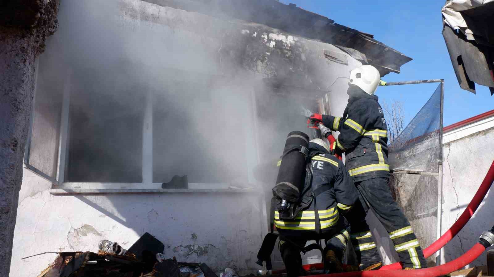 Yangın bir evi k&uuml;le &ccedil;evirdi
