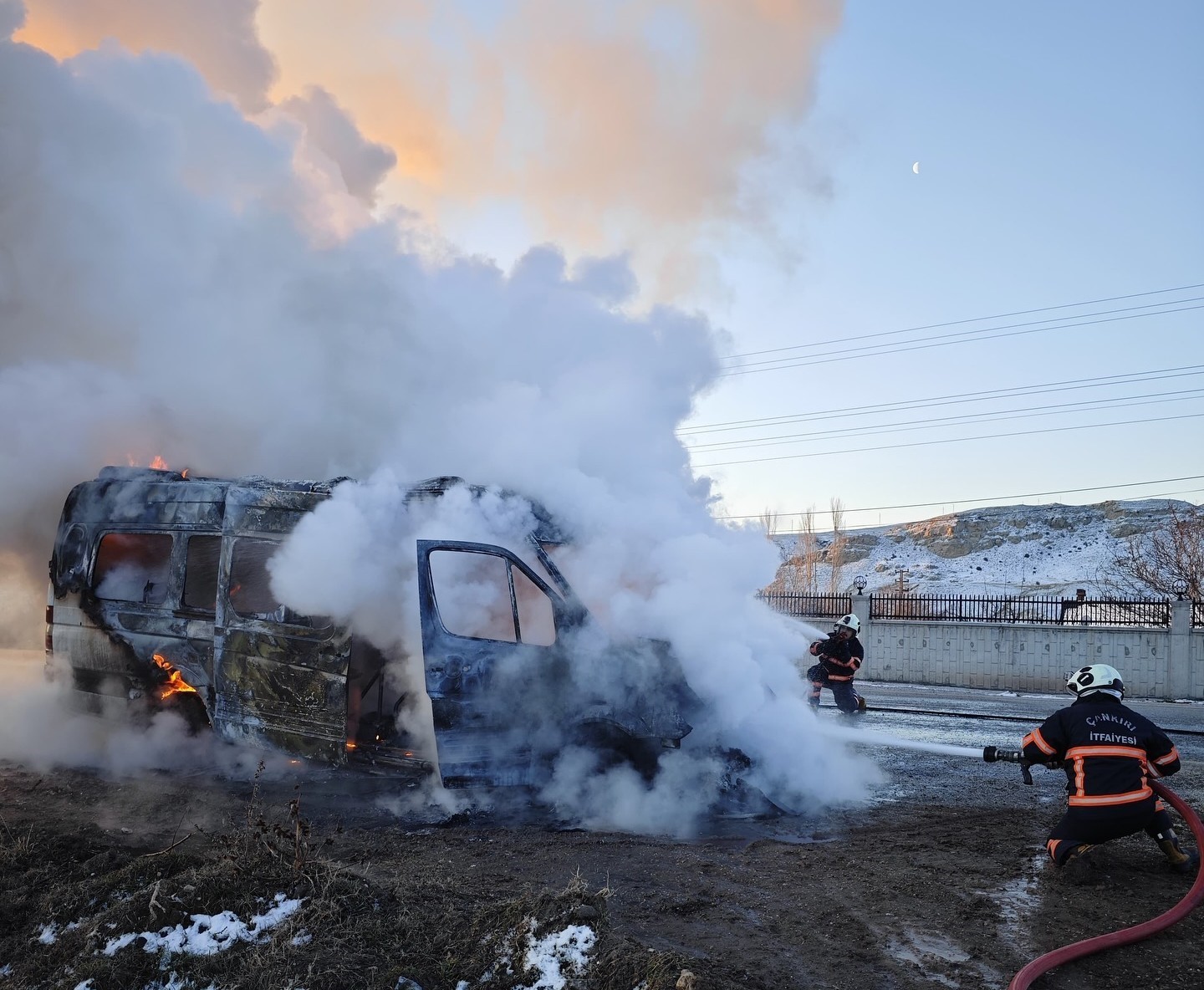 Seyir halindeki minib&uuml;s alev topuna d&ouml;n&uuml;şt&uuml;
