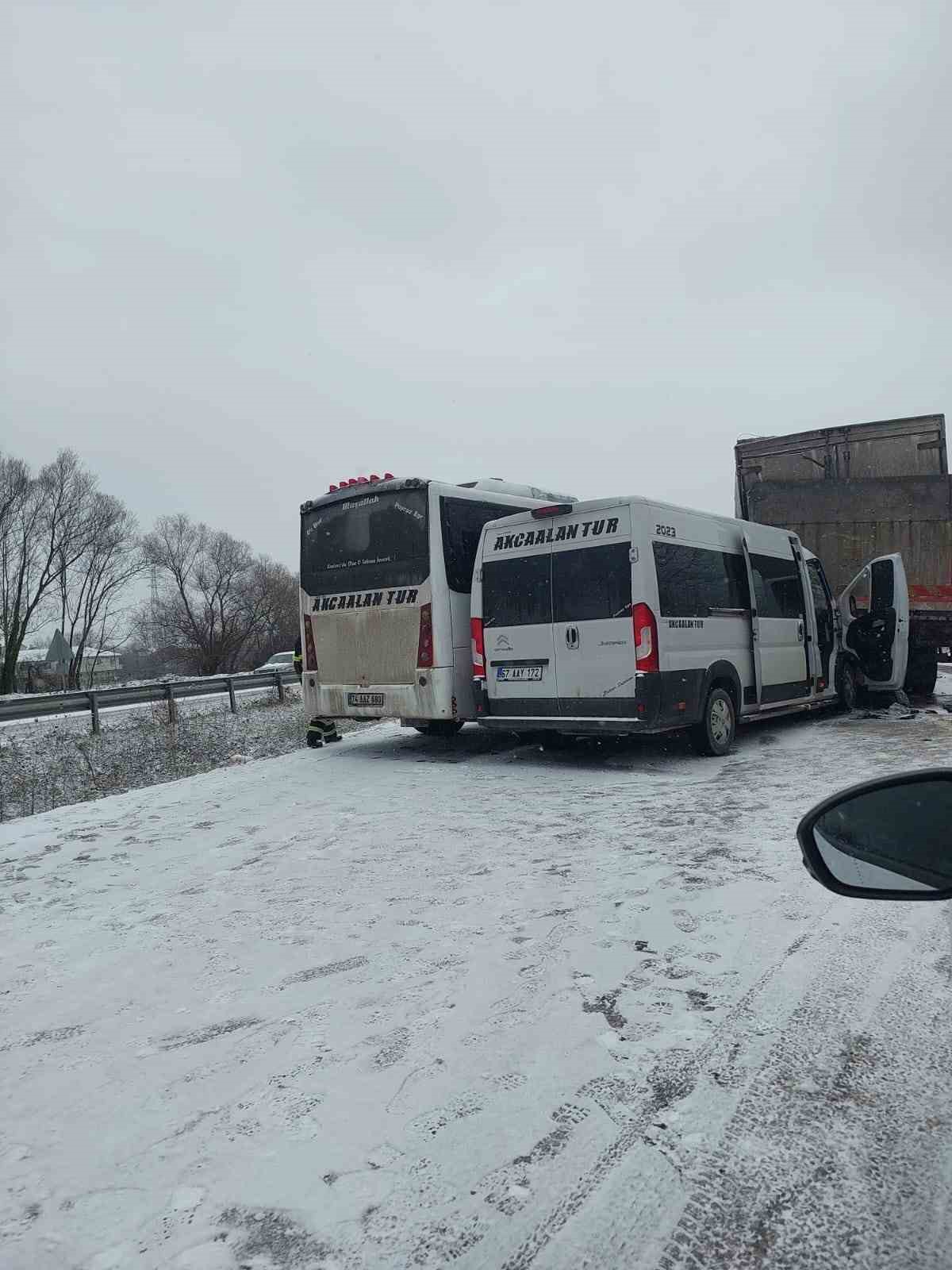 &Ccedil;aycuma&rsquo;da kar ve buz kazaya neden oldu
