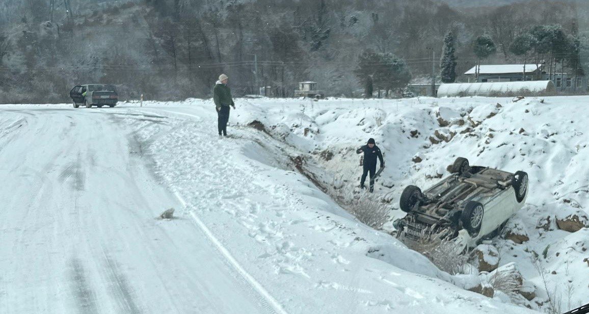 Çaycuma’da kar ve buz etkisi nedeniyle otomobil şarampole devrildi
