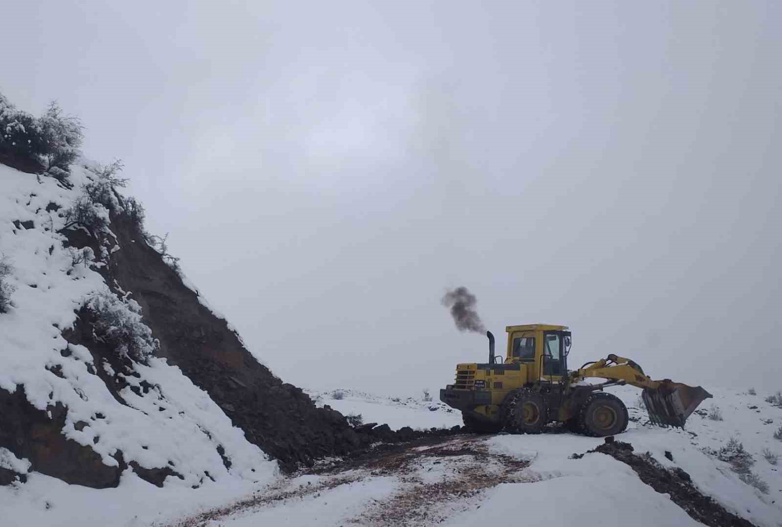 Siirt’te 99 köy yolu kapandı
