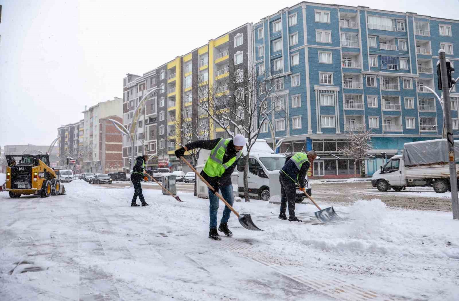 Van&rsquo;da karla m&uuml;cadele seferberliği
