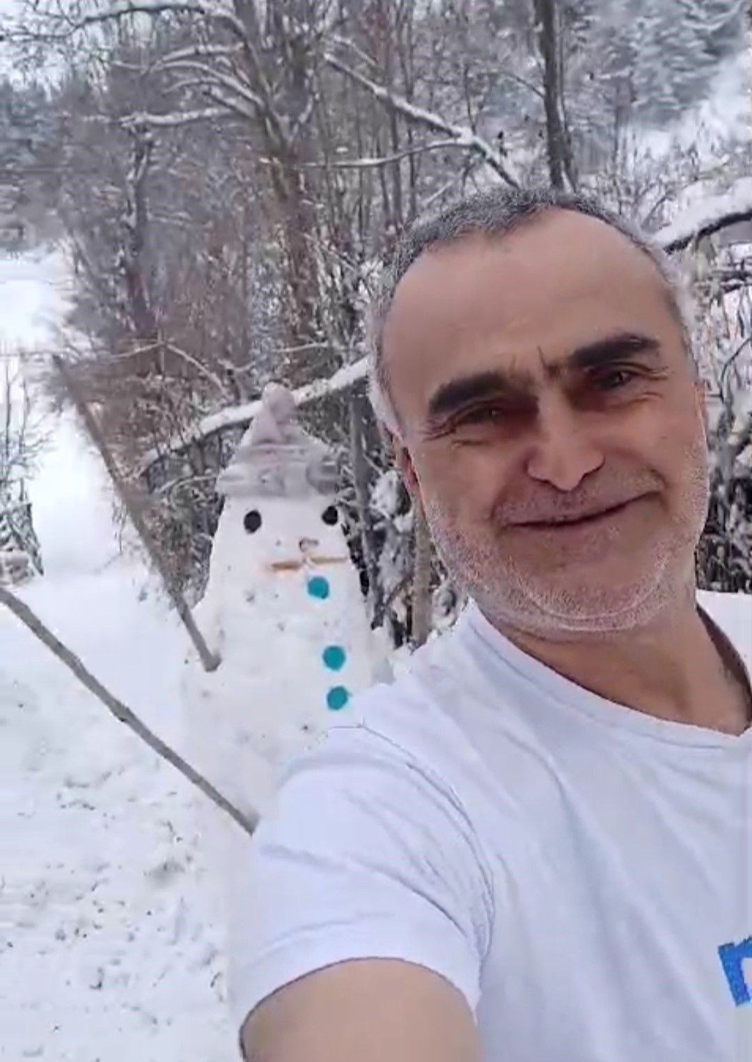 Tek başına yaşadığı k&ouml;yde kardan ordu kurdu
