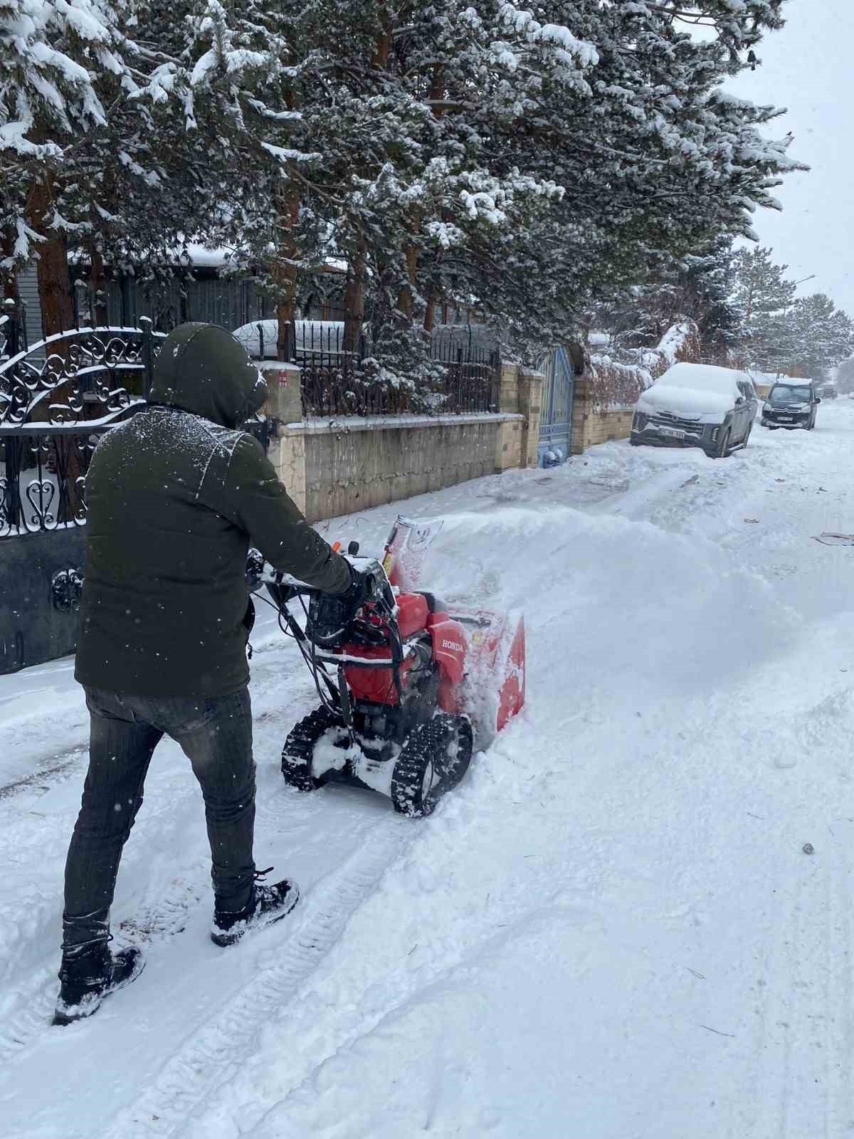 Aziziye&rsquo;de karla m&uuml;cadele s&uuml;r&uuml;yor
