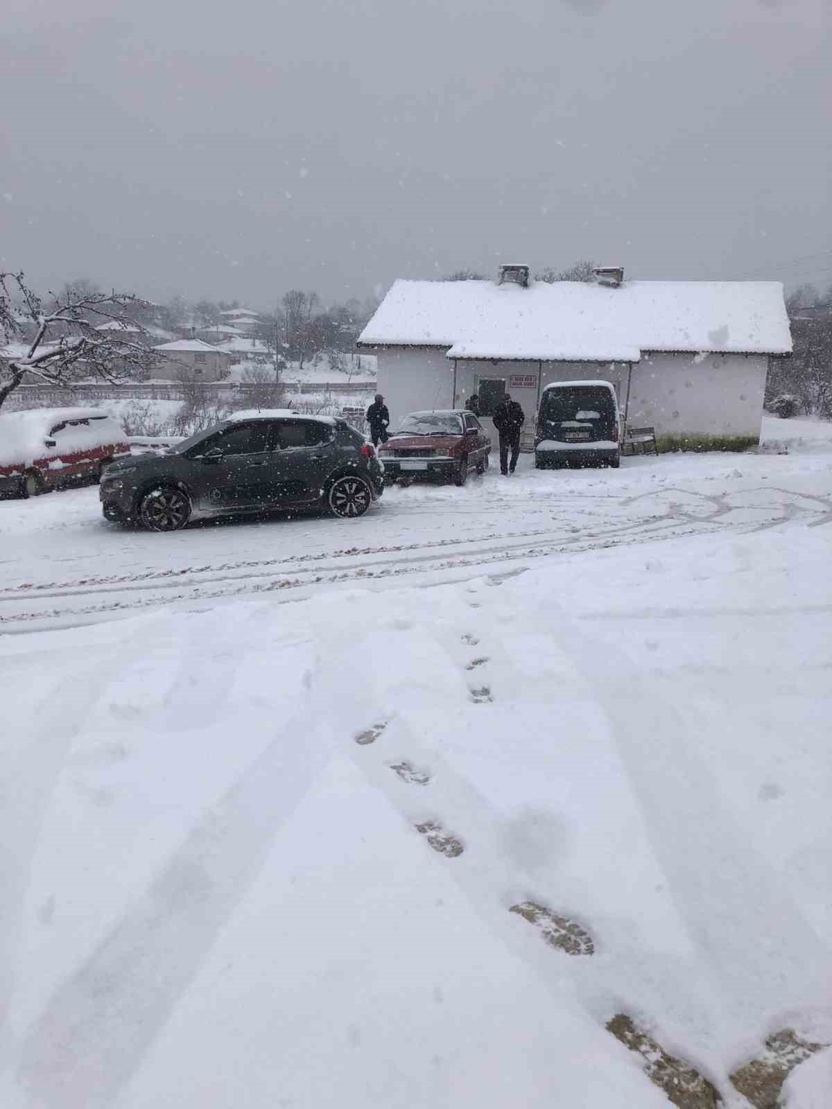 &Ccedil;anakkale&rsquo;de 25 k&ouml;y yolu ulaşıma kapandı, ekipler teyakkuzda
