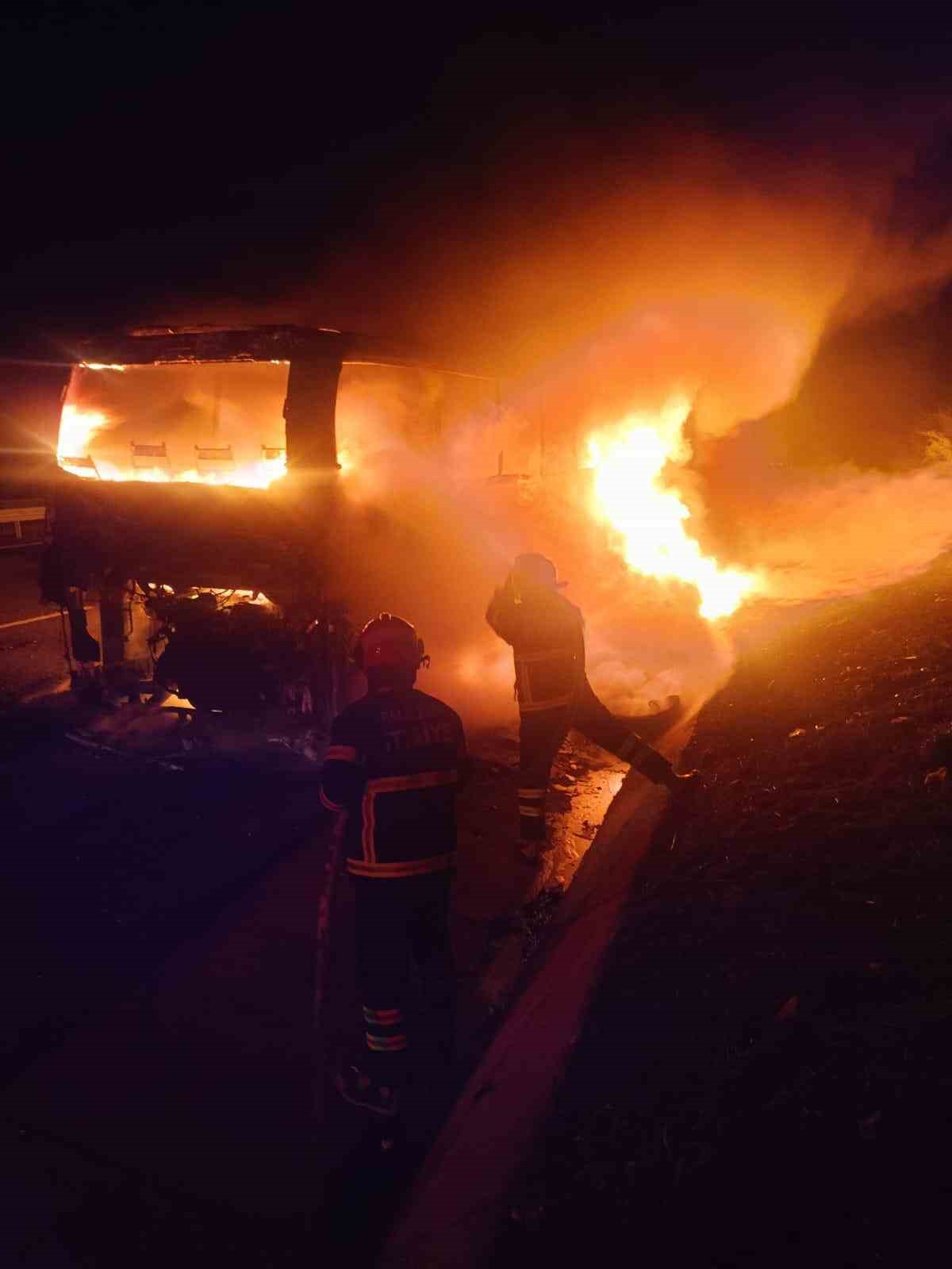 Balıkesir&rsquo;de 34 yolcusu bulunan otob&uuml;s sabaha karşı yandı
